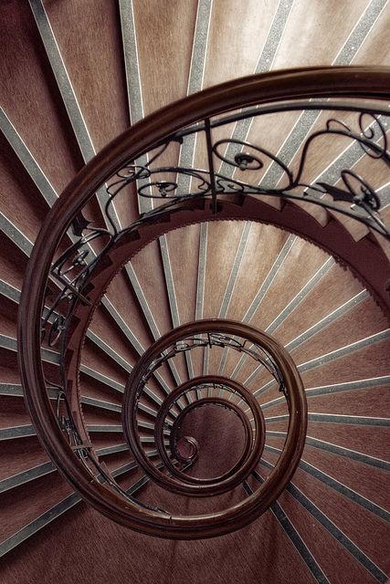 RÖRELSEN MOT CENTRUM