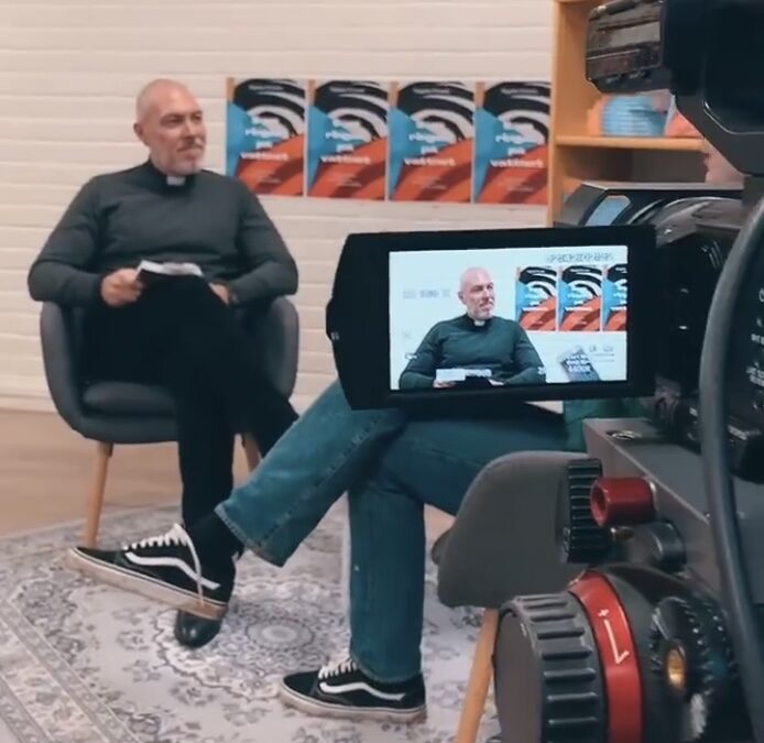 BOKLANSERING PÅ FACEBOOK AV »SOM RINGAR PÅ VATTNET«